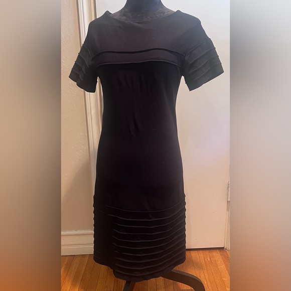 Diane Von Furstenberg Dresses & Skirts - Diane von Furstenberg Short Sleeve Round Neck Stretch Sheath Dress Black Size 2